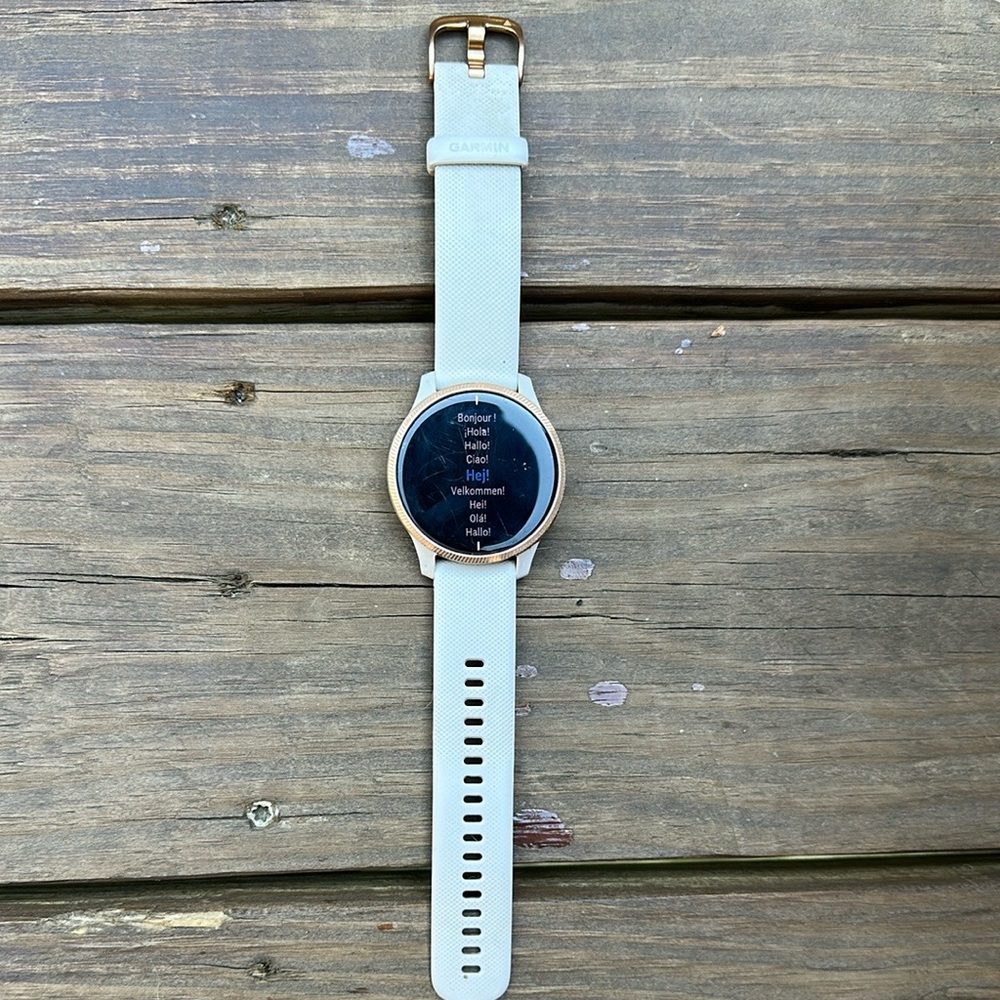 Garmin Venu in light sand with rose gold accents